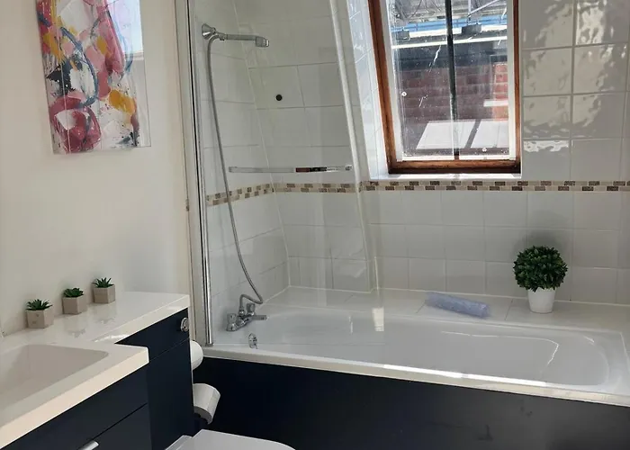 Pembroke Court Apartment *